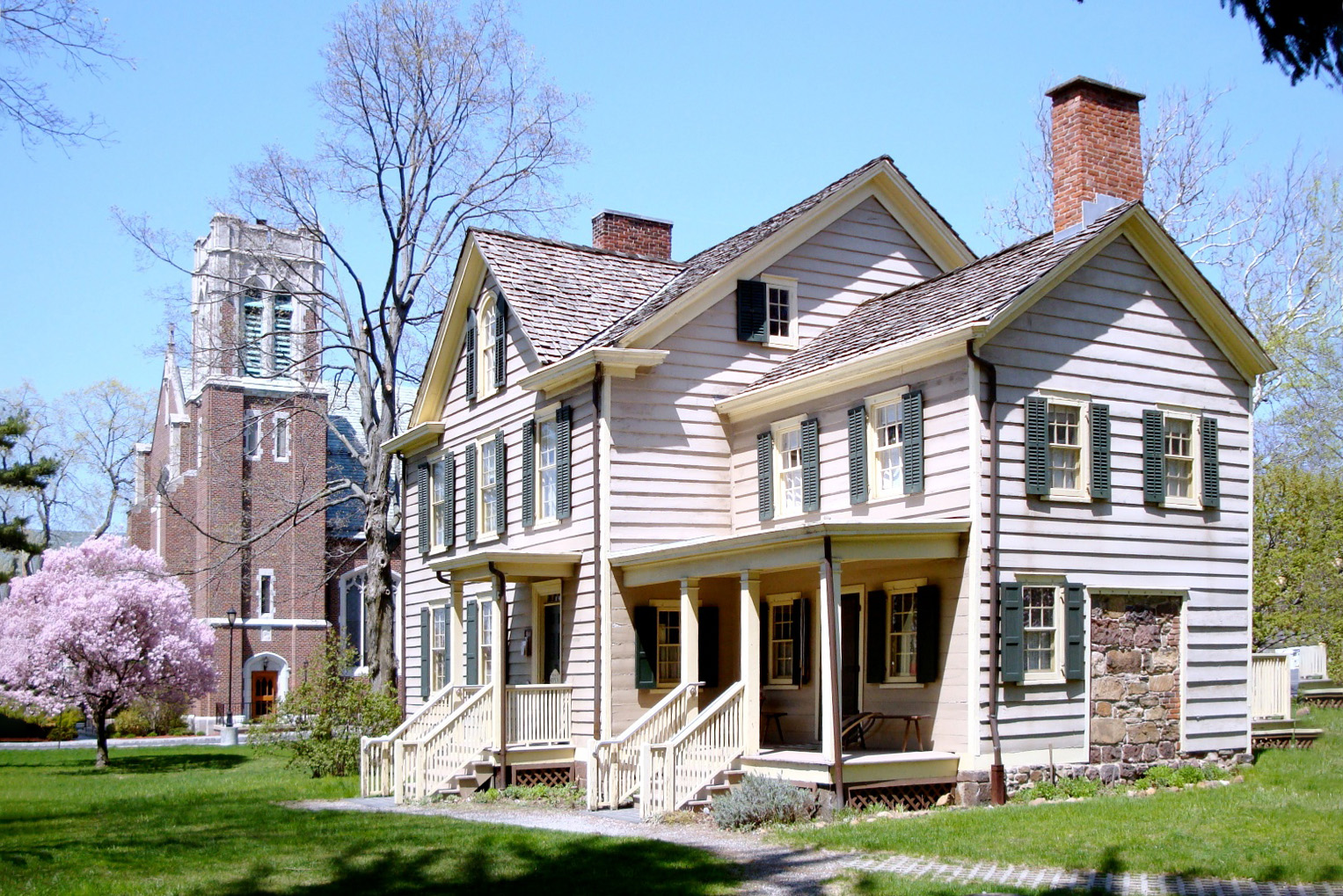 Caldwell Presbyterian Church Manse, Caldwell, NJ" by Zeete is licensed under CC BY-SA 3.0. 